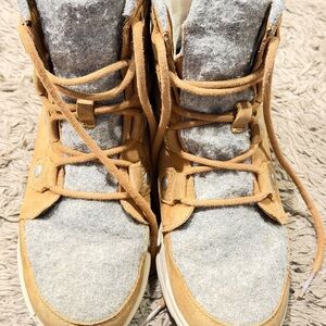 Sorel Tan and White Snow boots